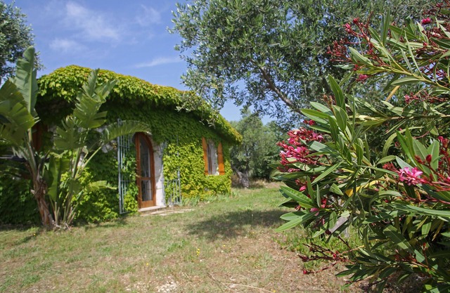 Villa with large garden and panoramic view, near the sea
