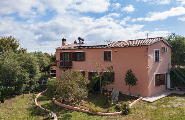 villa with large garden, gazebo and barbecue