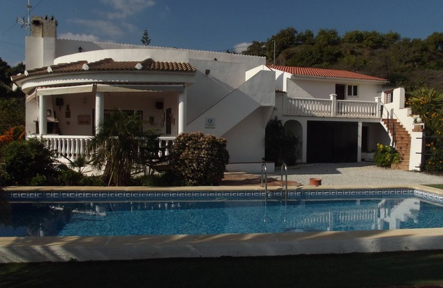 Villa with large pool for 8 people and great views and AC