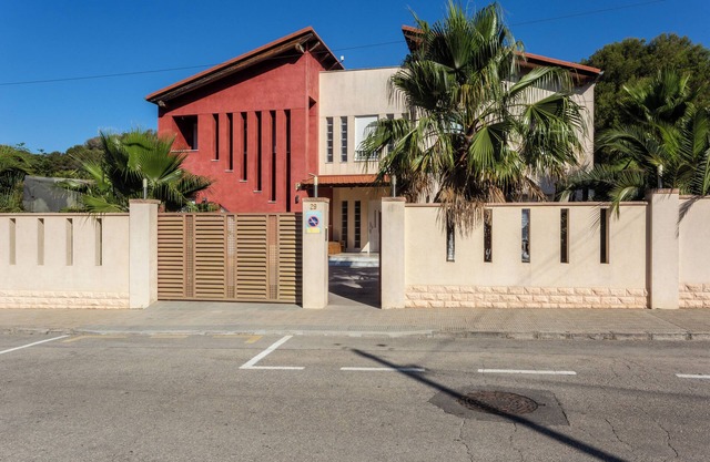 Villa with large pool, loft and granny apartment