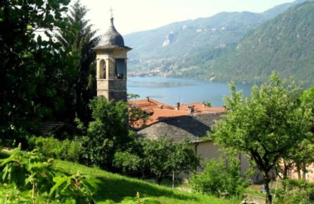 Villa with large private panoramic garden and superb view on lake Orta