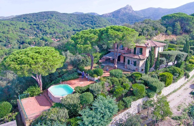Villa with outdoor swimming pool