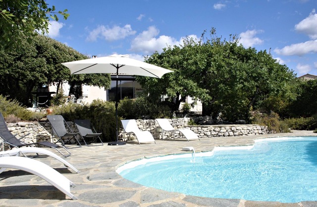 Villa with pool and views of Mont Ventoux