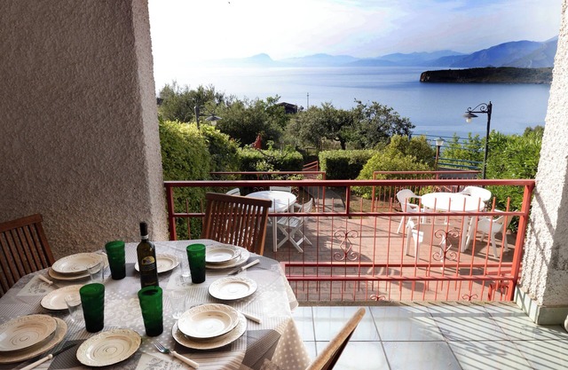 Villa with picturesque views on three floors with garden and two parking spaces