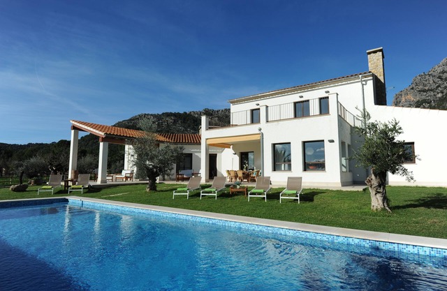 Villa with pool and BBQ. Air conditioner. Table tennis. Wi-Fi. 15 minutes