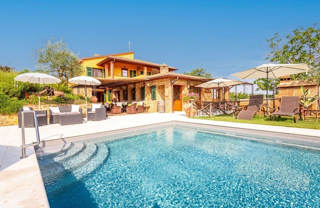 Villa with pool, A/C, WIFI, TV, patio, pets allowed, panoramic view, parking, close to San Gimig.