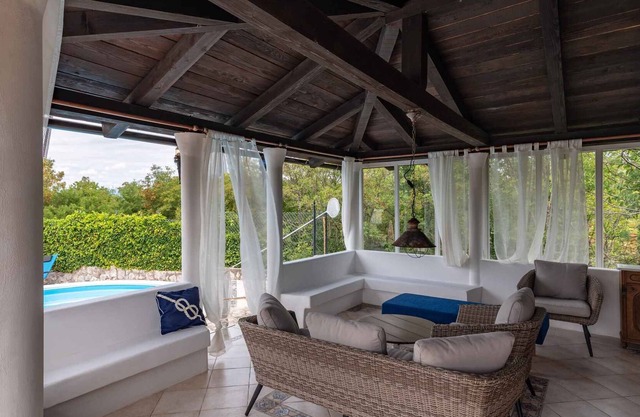 Villa with pool and air conditioning
