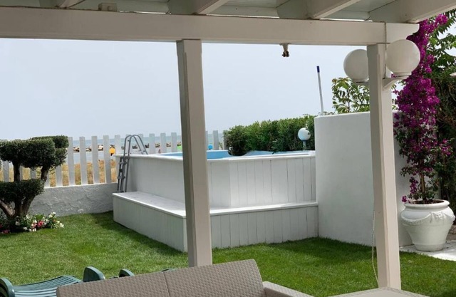 Villa with Pool and direct access to the sea