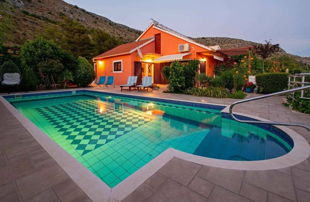 Villa with pool and panorama