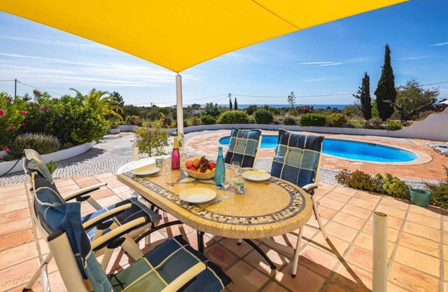 Villa with pool and sea view. Quiet location, beach and restaurants nearby.