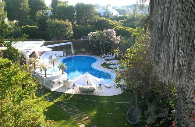 Villa with pool and whirlpool on the sea