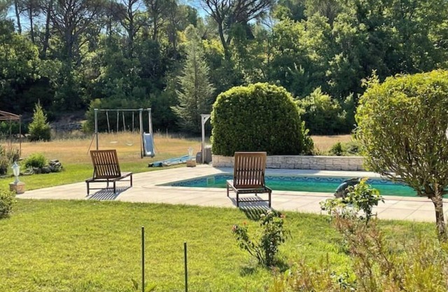 Villa with pool in the heart of green Provence