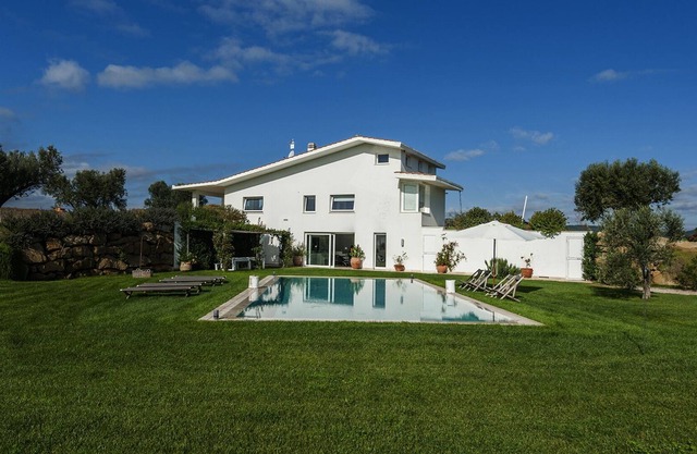 Villa with pool in the hills - By LinkHouses