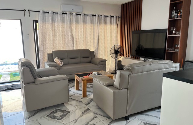 Villa with pool near the sea and Abidjan airport