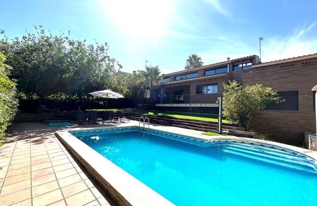 Villa with pool, parking and wifi next to Roc de Sant Gaieta with sea views.