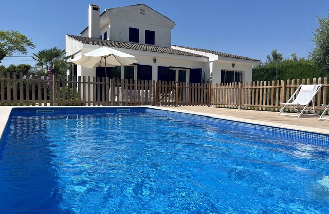 Villa with private secured swimming pool, beach at 5min/500m, A/C & FREE Wifi