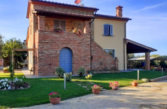Villa with private pool in a quiet and panoramic position overlooking the hills between Arezzo and C