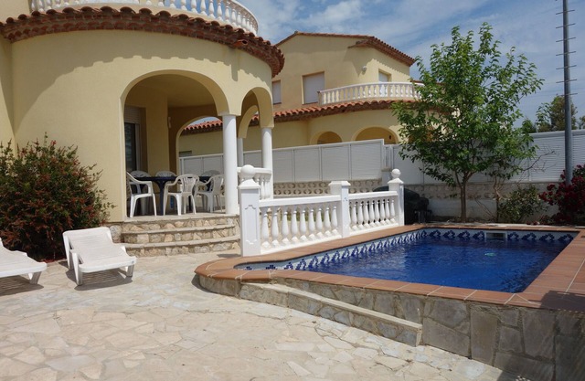 Villa with private pool for 7 people, 4000m from the beach, private pool