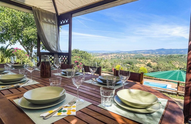 Villa with private garden and pool. Fantastic views on the countryside.