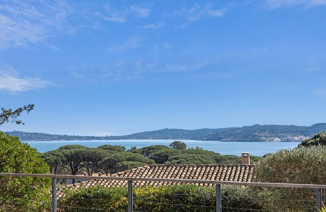 Villa with private heated pool, view of the Gulf of Saint Tropez in a quiet location