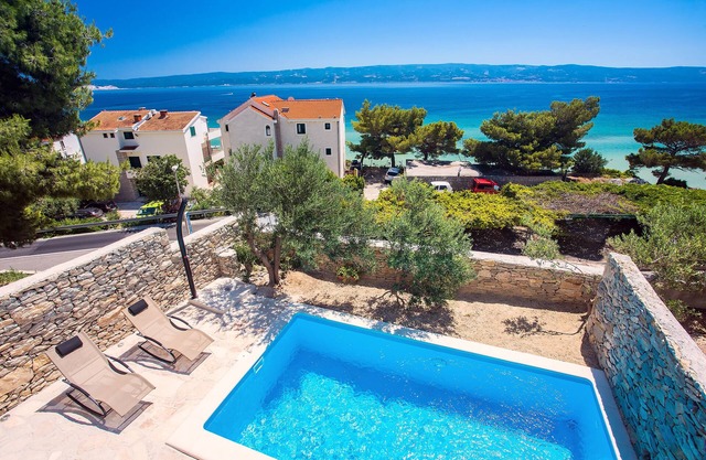Villa with private heated pool, 50 meters from the sea.