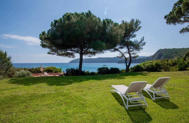 Villa with private access to the sea