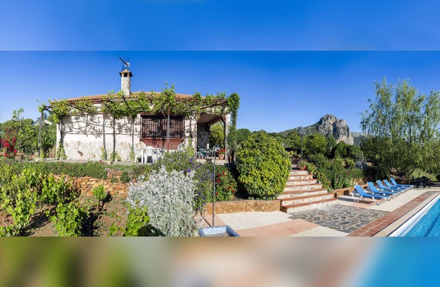 Villa with Private Pool, wonderful Lake/Mountain views, pets fiendly and Wi-Fi