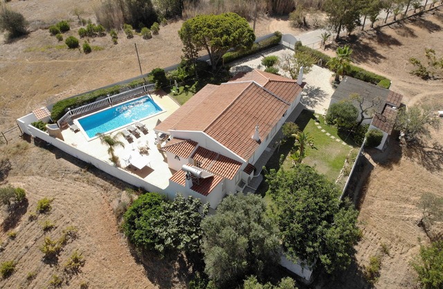 Villa with private pool and barbecue. Total privacy