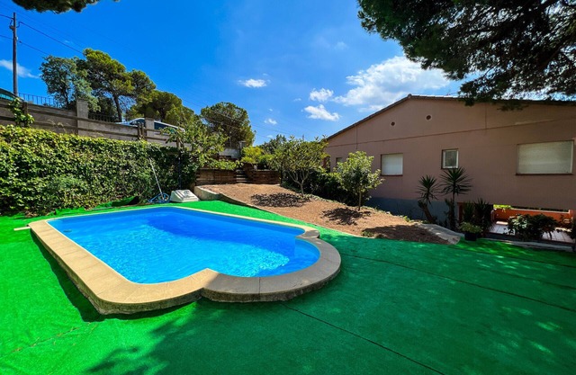 Villa with private pool, wifi, barbecue, outdoor dining area. capacity 9 pax. Vivalidays Gala.
