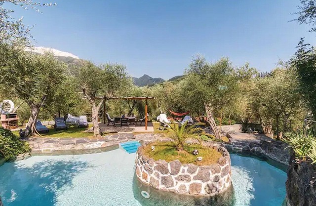 Villa with private pool, beautiful furnishings, fenced yard.