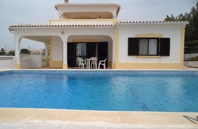 Villa with private pool and tennis court overlooking the sea