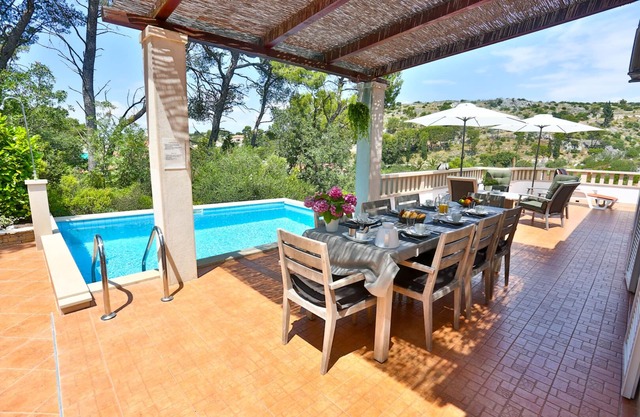 Villa with private pool, BBQ and harbour view (2 kayaks/2 supboards)