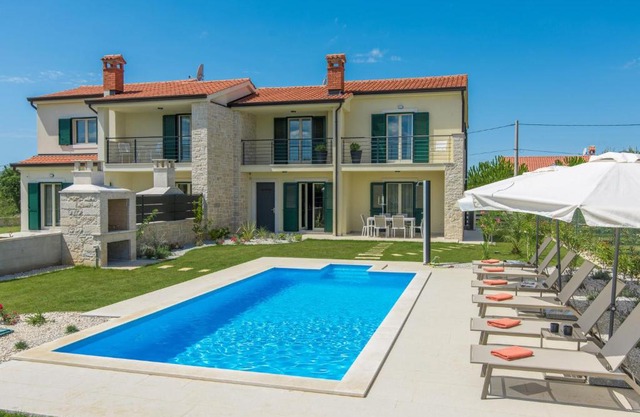 Villa with private pool in a quiet location with garden and grill