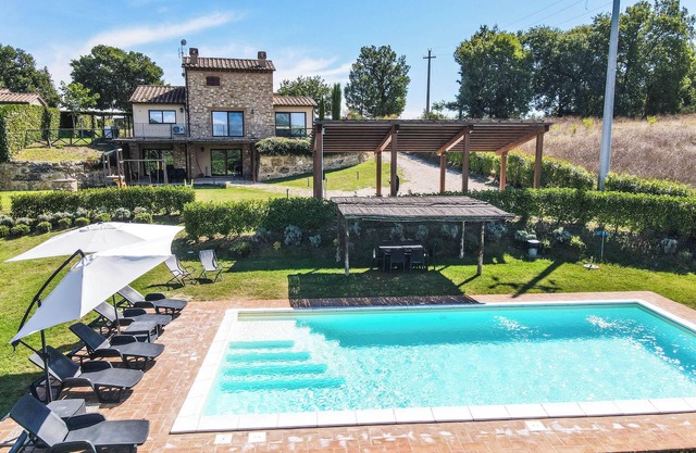 Villa with private pool (open 5 May), air conditioning, electric car recharge.