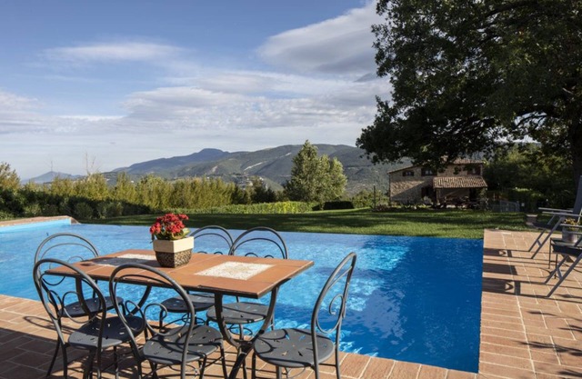 Villa with private pool in beautiful surroundings in the Marche!