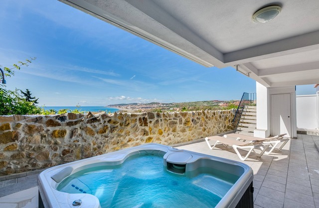 Villa with sea views from all rooms, Walk to beach & restaurants.