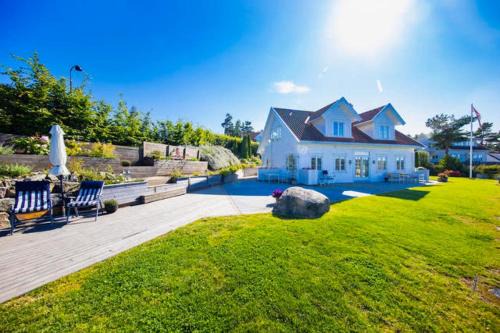 Villa with sea view, boat & golf cart Kragerø