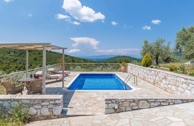 Villa with sea views,short drive from town/beaches