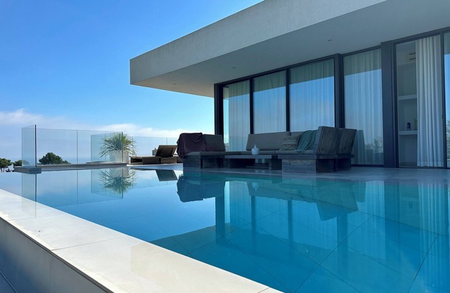 Villa with spectacular sea views. Infinity pool. Lift.Wifi. A/C.