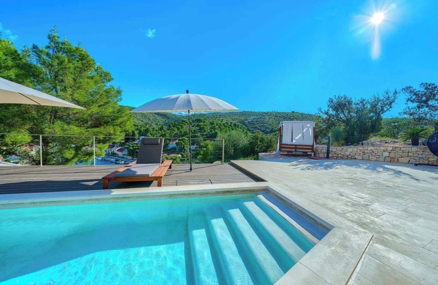 Villa With Sundeck and Alfresco Dining
