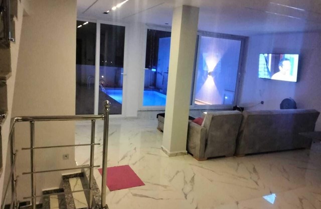 Villa with swimming pool 7mn from port Say