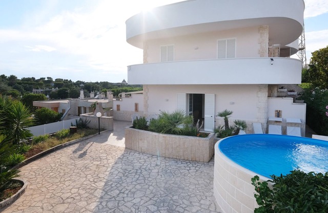 Villa with swimming pool, three rooms, services, large outdoor spaces with panoramic views