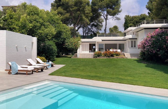 Villa with swimming pool in front of the sea