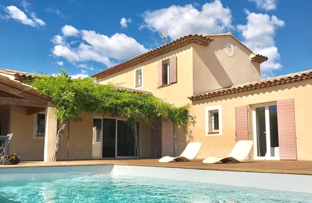 Villa with swimming pool and refreshing floor.