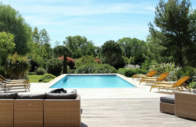 Villa with swimming pool (12x5m) and garden 7000m2 near St REMY de Provence