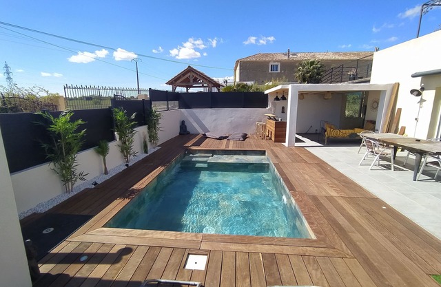 Villa with swimming pool located in a condominium near Béziers