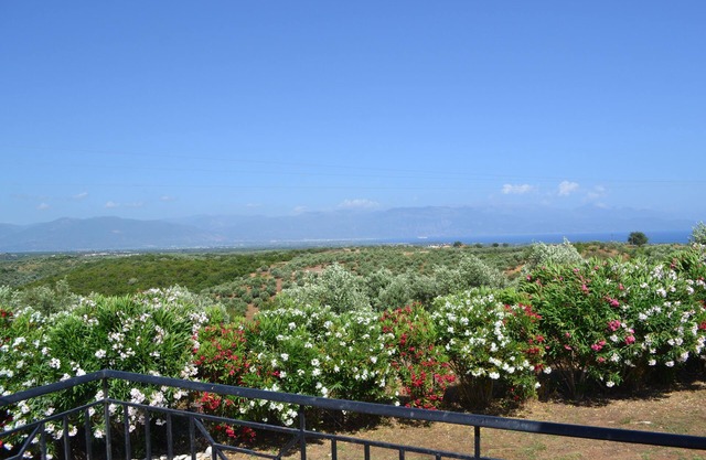 Villa with terraces and large garden, 5 minutes from the beach