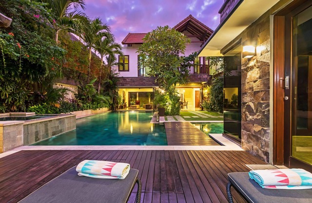 Villa Yasmin Luxury 4BR with AC Living, Huge Pool, and Netflix