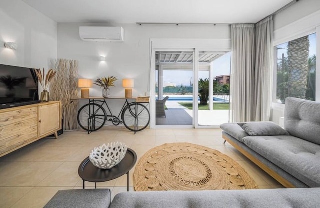 Villa Yiayia: détente en bord de mer (piscine chauffée)