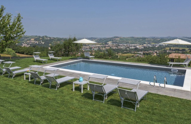 Villa Zeta, nature retreat w/amazing pool and view